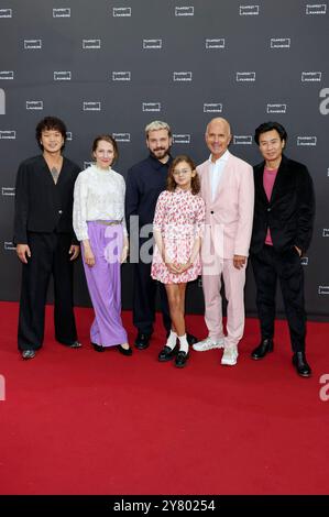 Viet Pham, Nikola Kastner, Edin Hasanovic, Yuna Bennett, Christoph Maria Herbst und NGO The Chaub EI der Premiere des Kinofilms Der Buchspazierer auf dem 32. Filmfest Hamburg 2024 im Cinemaxx Dammtor. Hambourg, 01.10.2024 *** Viet Pham, Nikola Kastner, Edin Hasanovic, Yuna Bennett, Christoph Maria Herbst et NGO The Chaub à l'avant-première du film Der Buchspazierer au Filmfest Hamburg 32 2024 au Cinemaxx Dammtor Hamburg, 01 10 2024 Foto:xgbrcix/xFuturexImagex buchspazierer 0103 Banque D'Images