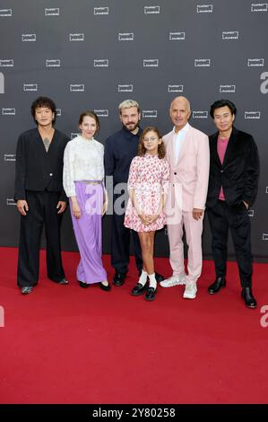 Viet Pham, Nikola Kastner, Edin Hasanovic, Yuna Bennett, Christoph Maria Herbst und NGO The Chaub EI der Premiere des Kinofilms Der Buchspazierer auf dem 32. Filmfest Hamburg 2024 im Cinemaxx Dammtor. Hambourg, 01.10.2024 *** Viet Pham, Nikola Kastner, Edin Hasanovic, Yuna Bennett, Christoph Maria Herbst et NGO The Chaub à l'avant-première du film Der Buchspazierer au Filmfest Hamburg 32 2024 au Cinemaxx Dammtor Hamburg, 01 10 2024 Foto:xgbrcix/xFuturexImagex buchspazierer 0102 Banque D'Images