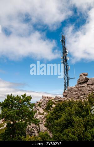 Tour de télécommunication à Mont Caro, ports de Tortosa-Beseit, Catalogne,. Espagne Banque D'Images