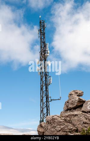 Tour de télécommunication à Mont Caro, ports de Tortosa-Beseit, Catalogne,. Espagne Banque D'Images