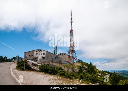 Tour de télécommunication à Mont Caro, ports de Tortosa-Beseit, Catalogne,. Espagne Banque D'Images