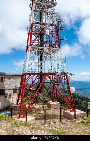 Tour de télécommunication à Mont Caro, ports de Tortosa-Beseit, Catalogne,. Espagne Banque D'Images