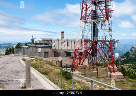 Tour de télécommunication à Mont Caro, ports de Tortosa-Beseit, Catalogne,. Espagne Banque D'Images