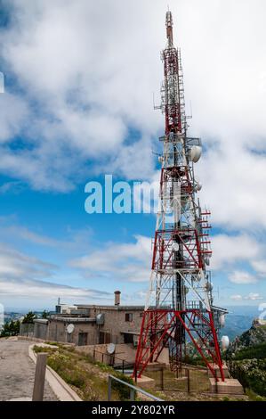 Tour de télécommunication à Mont Caro, ports de Tortosa-Beseit, Catalogne,. Espagne Banque D'Images