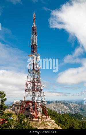 Tour de télécommunication à Mont Caro, ports de Tortosa-Beseit, Catalogne,. Espagne Banque D'Images