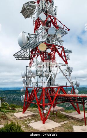 Tour de télécommunication à Mont Caro, ports de Tortosa-Beseit, Catalogne,. Espagne Banque D'Images