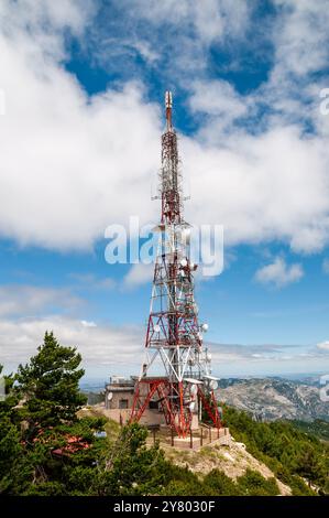 Tour de télécommunication à Mont Caro, ports de Tortosa-Beseit, Catalogne,. Espagne Banque D'Images