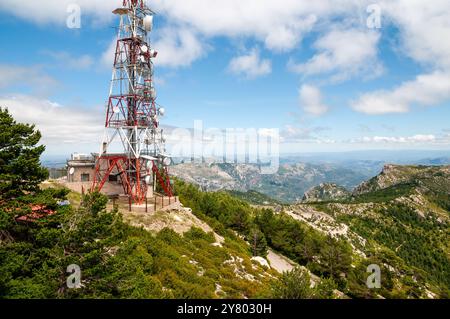 Tour de télécommunication à Mont Caro, ports de Tortosa-Beseit, Catalogne,. Espagne Banque D'Images