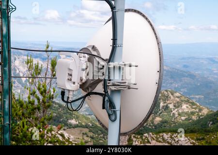 Détail de l'antenne, tour de télécommunication à Mont Caro, ports de Tortosa-Beseit, Catalogne,. Espagne Banque D'Images