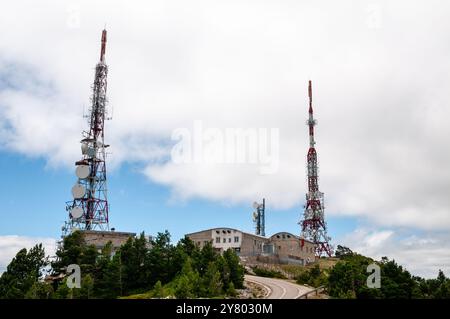 Tour de télécommunication à Mont Caro, ports de Tortosa-Beseit, Catalogne,. Espagne Banque D'Images