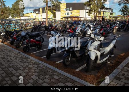 Cyclomoteurs garés sur le parking de la cour d'école, Kempele Finlande Banque D'Images