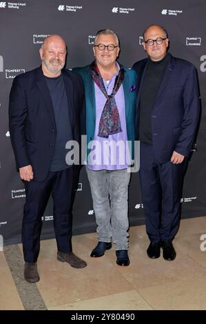 Andre Schäfer, Hape Kerkeling und Eric Friedler BEI der Special Presentation des Dokumentatilms Hape Kerkeling - total normal auf dem 32. Filmfest Hamburg 2024 BEI Hapag-Lloyd. Hambourg, 01.10.2024 *** Andre Schäfer, Hape Kerkeling et Eric Friedler lors de la présentation spéciale du documentaire Hape Kerkeling total normal au Filmfest 32 de Hambourg 2024 au Hapag Lloyd Hambourg, 01 10 2024 Foto:xgbrcix/xFuturexImagex kerkeling 4002 Banque D'Images