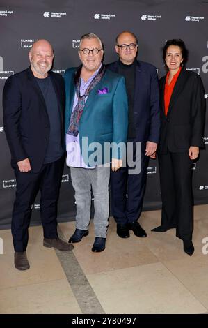 Andre Schäfer, Hape Kerkeling, Eric Friedler und Malika Rabahallah BEI der Special Presentation des Dokumentatilms Hape Kerkeling - total normal auf dem 32. Filmfest Hamburg 2024 BEI Hapag-Lloyd. Hambourg, 01.10.2024 *** Andre Schäfer, Hape Kerkeling, Eric Friedler et Malika Rabahallah lors de la présentation spéciale du documentaire Hape Kerkeling total normal au Filmfest 32 de Hambourg 2024 au Hapag Lloyd Hambourg, 01 10 2024 Foto:xgbrcix/xFuturexImagex kerkeling 4001 Banque D'Images