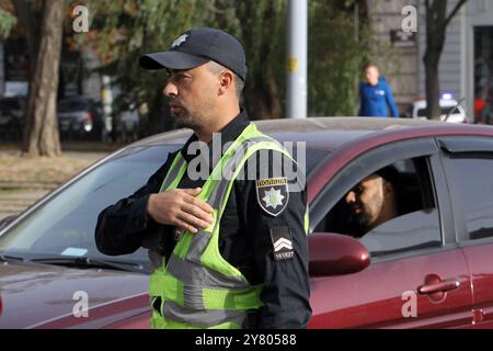 DNIPRO, UKRAINE - 01 OCTOBRE 2024 - Un policier est photographié pendant une minute de silence à la mémoire des soldats tombés au combat à l'occasion de la Journée des défenseurs de l'Ukraine, Dnipro, dans l'est de l'Ukraine Banque D'Images