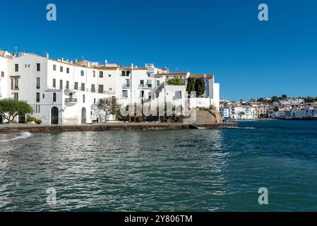 Espagne, Cadaqués : vue sur le village situé sur la péninsule du Cap de Creus sur les rives de la mer Méditerranée, Costa Brava, Catalogne Banque D'Images