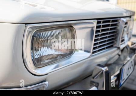 Lublin, Pologne 24 août 2024 gros plan du phare vintage oldtimer saab 99 Banque D'Images