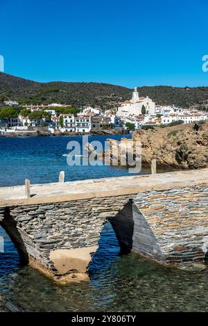 Espagne, Cadaqués : vue sur le village situé sur la péninsule du Cap de Creus sur les rives de la mer Méditerranée, Costa Brava, Catalogne Banque D'Images