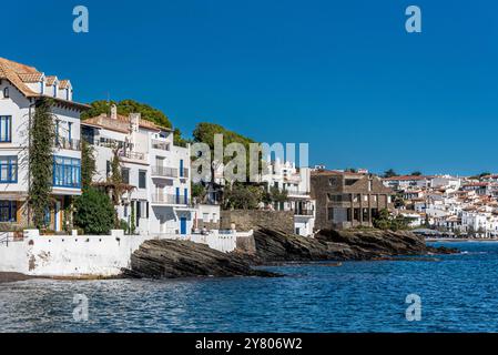 Espagne, Cadaqués : vue sur le village situé sur la péninsule du Cap de Creus sur les rives de la mer Méditerranée, Costa Brava, Catalogne Banque D'Images