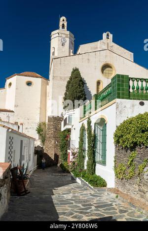 Espagne, Cadaqués : vue sur le village situé sur la péninsule du Cap de Creus sur les rives de la mer Méditerranée, Costa Brava, Catalogne. Lane dans le Banque D'Images