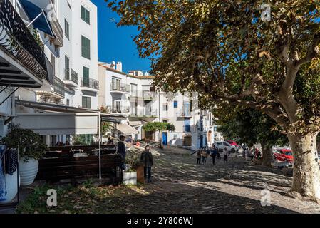 Espagne, Cadaqués : vue sur le village situé sur la péninsule du Cap de Creus sur les rives de la mer Méditerranée, Costa Brava, Catalogne Banque D'Images