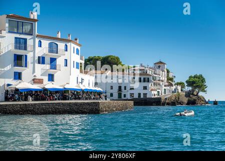 Espagne, Cadaqués : vue sur le village situé sur la péninsule du Cap de Creus sur les rives de la mer Méditerranée, Costa Brava, Catalogne Banque D'Images