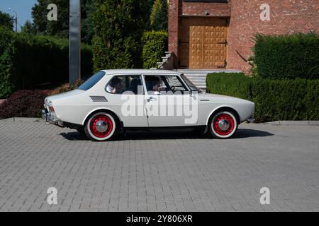 Lublin, Pologne 24 août 2024 classique saab 99 beige voiture avec roue rouge dans la rue Banque D'Images