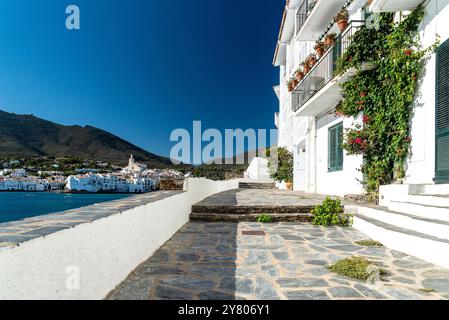 Espagne, Cadaqués : vue sur le village situé sur la péninsule du Cap de Creus sur les rives de la mer Méditerranée, Costa Brava, Catalogne Banque D'Images