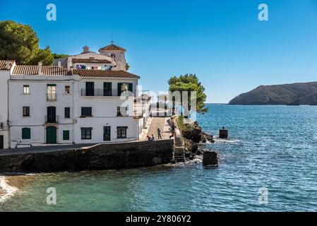 Espagne, Cadaqués : vue sur le village situé sur la péninsule du Cap de Creus sur les rives de la mer Méditerranée, Costa Brava, Catalogne Banque D'Images