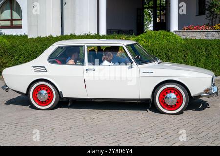 Lublin, Pologne 24 août 2024 classique saab 99 beige voiture avec roue rouge dans la rue Banque D'Images