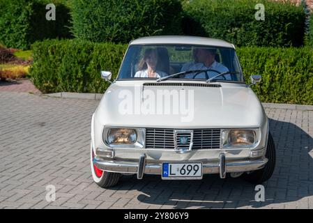 Lublin, Pologne 24 août 2024 classique saab 99 beige voiture avec roue rouge dans la rue Banque D'Images