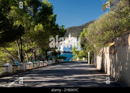 Espagne, Cadaqués : vue sur le village situé sur la péninsule du Cap de Creus sur les rives de la mer Méditerranée, Costa Brava, Catalogne Banque D'Images