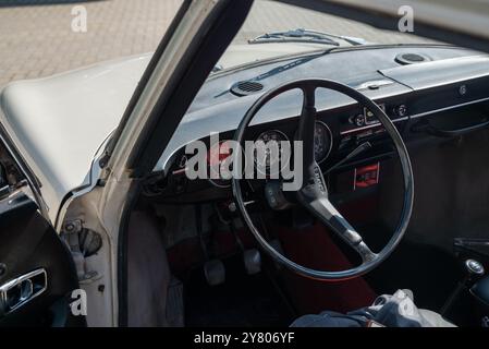 Lublin, Pologne 24 août 2024 ancien volant et tableau de bord saab 99 Banque D'Images