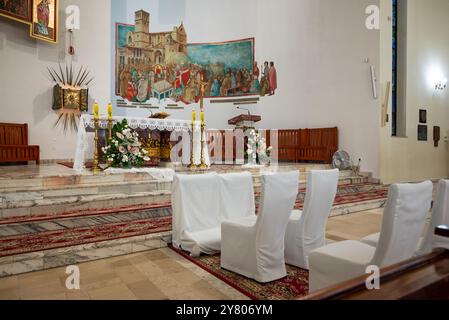 Lublin, Pologne, 24 août 2024 intérieur de l'église catholique décoré pour la cérémonie de mariage Banque D'Images