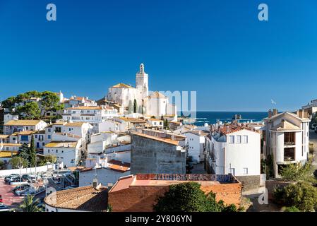 Espagne, Cadaqués : vue sur le village situé sur la péninsule du Cap de Creus sur les rives de la mer Méditerranée, Costa Brava, Catalogne Banque D'Images