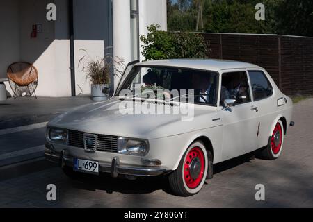 Lublin, Pologne 24 août 2024 classique saab 99 beige voiture avec roue rouge dans la rue Banque D'Images