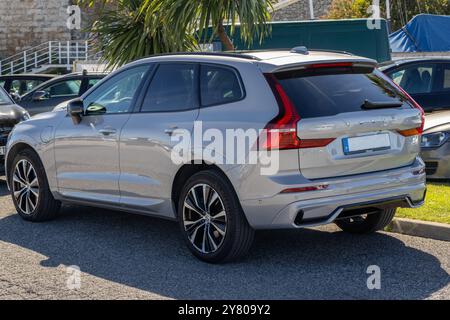 Moderne argenté volvo xc60 plug dans un suv hybride garé dans une rue de la ville, mettant en valeur son design élégant et ses caractéristiques écologiques Banque D'Images