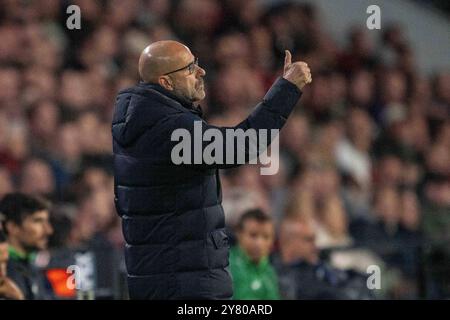 L'entraîneur Peter Bosz PSV Eindhoven fait des gestes lors du match MD2 de l'UEFA Champions League 2024/25 League phase entre le PSV Eindhoven et le Sporting Clube de Portugal au Philips Stadion le 1er octobre 2024 à Eindhoven, pays-Bas. Defodi-747 WD2 6727 *** L'entraîneur Peter Bosz PSV Eindhoven fait des gestes lors du match MD2 de l'UEFA Champions League 2024 25 League entre le PSV Eindhoven et le Sporting Clube de Portugal au Philips Stadion le 1er octobre 2024 à Eindhoven, pays-Bas Defodi 747 WD2 6727 Defodi-747 Banque D'Images