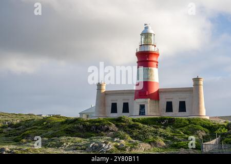 Phare du cap Agulhas, la pointe sud géographique de l'Afrique et le début de la ligne de démarcation traditionnelle entre l'Atlantique et l'O indien Banque D'Images