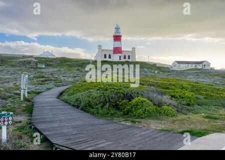 Phare du cap Agulhas, la pointe sud géographique de l'Afrique et le début de la ligne de démarcation traditionnelle entre l'Atlantique et l'O indien Banque D'Images