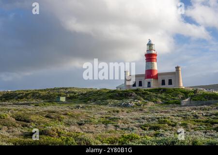 Phare du cap Agulhas, la pointe sud géographique de l'Afrique et le début de la ligne de démarcation traditionnelle entre l'Atlantique et l'O indien Banque D'Images