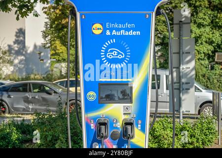 Elektro-Ladestation für Autos, Parkplatz Lidl Supermarkt, Berlin, Deutschland Banque D'Images