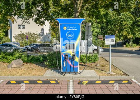 Elektro-Ladestation für Autos, Parkplatz Lidl Supermarkt, Berlin, Deutschland Banque D'Images