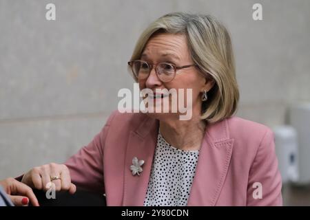 Bruxelles, Belgique. 02 octobre 2024. Mairead McGuinness, commissaire européenne, arrive à la réunion hebdomadaire du Collège de la Commission européenne à Bruxelles, en Belgique, le 2 octobre 2024. Crédit : ALEXANDROS MICHAILIDIS/Alamy Live News Banque D'Images