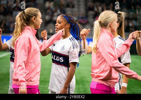 Vancouver, Canada. 1er octobre 2024. Vancouver, Colombie-Britannique, Canada, 1er octobre 2024 : Vancouver Whitecaps FC Girls Elite et San Diego Wave se saluent avant le match de phase de groupes de la Coupe des Champions de la CONCACAF W entre Vancouver Whitecaps FC Girls Elite et San Diego Wave au BC place Stadium de Vancouver, Colombie-Britannique, Canada (USAGE ÉDITORIAL SEULEMENT). (Amy elle/SPP) crédit : photo de presse sportive SPP. /Alamy Live News Banque D'Images