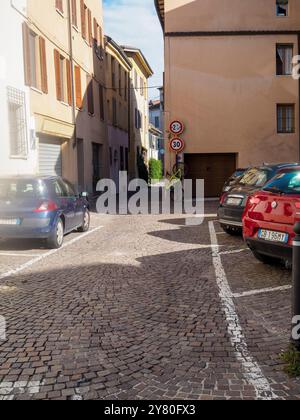 Mantoue, Italie 30 septembre 2024 Un vélo vert citron est appuyé contre un mur sous un panneau de limitation de hauteur et de vitesse dans une ville italienne Banque D'Images