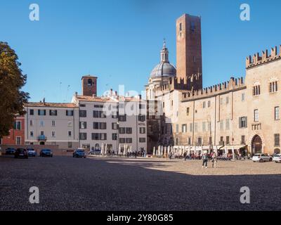 Mantoue, Italie 30 septembre 2024 touriste prenant des photos sur la piazza sordello, avec le palazzo ducale et la tour de l'horloge en arrière-plan, sur un da ensoleillé Banque D'Images