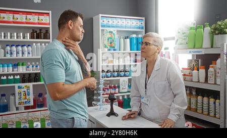 Femme pharmacienne aidant un client masculin avec un mal de gorge dans un intérieur de pharmacie avec divers médicaments et produits affichés sur les étagères. Banque D'Images