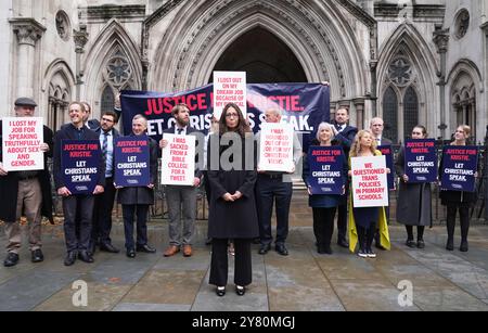 Kristie Higgs, ouvrière scolaire chrétienne (au centre), devant la Royal courts of Justice de Londres, où la Cour d'appel entend son recours contre son licenciement après qu'elle a affirmé avoir été licenciée en raison de ses croyances religieuses. Higgs, 47 ans, a été licencié pour faute grave par la Farmor's School de Fairford, dans le Gloucestershire, en 2019 après avoir partagé des messages sur Facebook critiquant les projets d'enseigner les relations LGBT+ dans les écoles primaires. Date de la photo : mercredi 2 octobre 2024. Banque D'Images