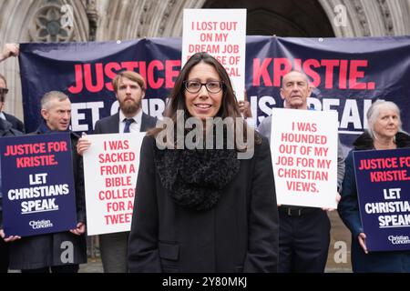 Kristie Higgs, ouvrière scolaire chrétienne, devant les cours royales de justice de Londres, où la Cour d'appel entend son recours contre son licenciement après qu'elle ait prétendu avoir été licenciée en raison de ses croyances religieuses. Higgs, 47 ans, a été licencié pour faute grave par la Farmor's School de Fairford, dans le Gloucestershire, en 2019 après avoir partagé des messages sur Facebook critiquant les projets d'enseigner les relations LGBT+ dans les écoles primaires. Date de la photo : mercredi 2 octobre 2024. Banque D'Images