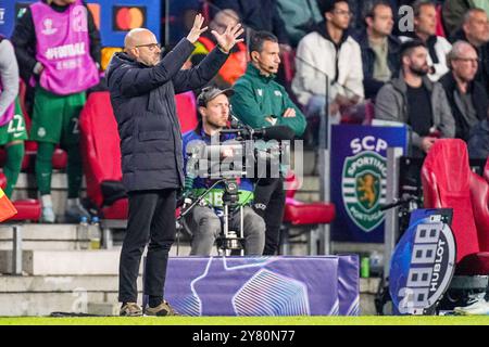 L'entraîneur Peter Bosz du PSV lors de la Ligue des Champions de l'UEFA, phase de Ligue, match de football du jour 2 entre le PSV Eindhoven et le Sporting Clube de Portugal le 1er octobre 2024 au Philips Stadion d'Eindhoven, pays-Bas Banque D'Images